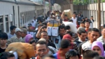 ARUS URBANISASI PASCAMUDIK: Boleh Datang ke Jakarta, Asal...