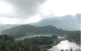 Indahnya Danau Telaga Warna Dilihat dari Puncak Dieng