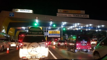 Volume Kendaraan Tinggi, Antrean Panjang di Pintu Tol Tembalang