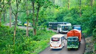 ARUS BALIK: Jalur 'De Grote Postweg' Alas Roban Macet Parah