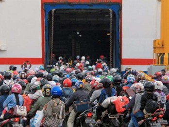 ARUS BALIK: Pengguna Sepeda Motor Bakauheni-Merak Lebih Tertib