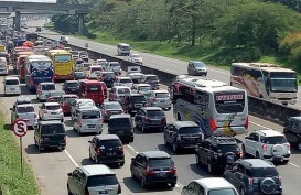 ARUS BALIK: Minggu Siang (2/7), Tol Jakarta-Cikampek Macet Cukup Panjang