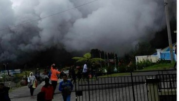 Kawah Sileri Dieng Meletus: Freatik Setinggi 50 Meter, Lokasi Wisata Ditutup