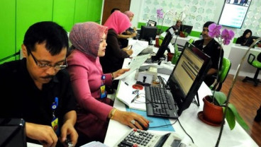 Emil Sidak Hari Pertama Masuk Kerja