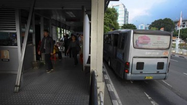 Penjualan Sembako di Halte Transjakarta Raup Ratusan Juta Rupiah