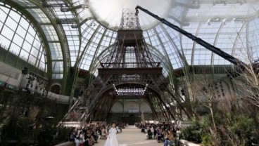 Koleksi Haute Couture Terbaru Chanel Dipamerkan di Bawah Replika Raksasa Eiffel