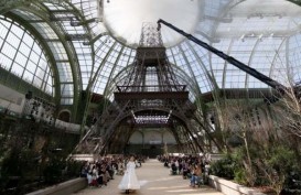 Koleksi Haute Couture Terbaru Chanel Dipamerkan di Bawah Replika Raksasa Eiffel