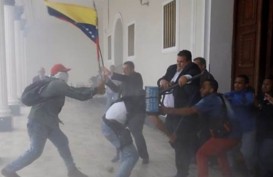 DPR Venezuela Diserbu, Anggotanya Dipukuli