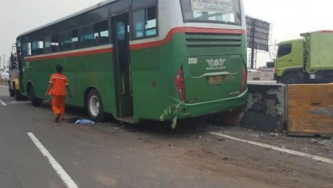 Bus Mayasari Bakti Tabrak Pembatas Jalan, Gerbang Tol Halim Bertambah Macet