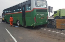 Bus Mayasari Bakti Tabrak Pembatas Jalan, Gerbang Tol Halim Bertambah Macet