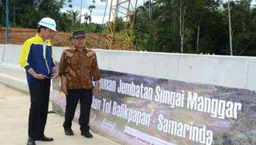 Pakai Jaket Baru, Presiden Jokowi Tinjau Proyek Jalan Tol di Balikpapan