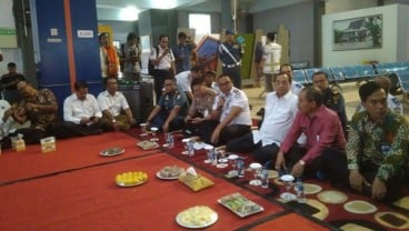 Aksi Menhub Lesehan Bersama Nelayan dan Buruh Pelabuhan di Banjarmasin