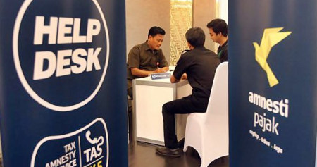 Karyawan menjelaskan kepada wajib pajak di gerai konsultasi amnesti pajak, di Jakarta, Jumat (02/12/2016)./JIBI-Endang Muchtar