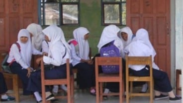 Tak Kebagian Bangku, 140 Siswa SMP Unggulan Ini Terpaksa Lesehan