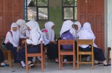 Tak Kebagian Bangku, 140 Siswa SMP Unggulan Ini Terpaksa Lesehan