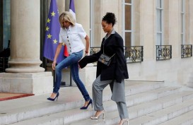 Beda 35 Tahun, Keren Mana Brigitte Macron atau Rihanna?