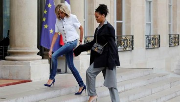 Beda 35 Tahun, Keren Mana Brigitte Macron atau Rihanna?