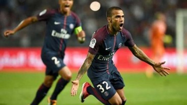 Dani Alves Antar PSG Rebut Trofi Piala Super Prancis