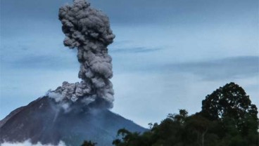 Status Gunung Sinabung Masih Awas. Awan Panas Meluncur ke Tenggara Timur