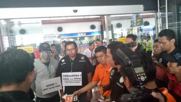 Rekonstruksi Penyelundupan 1 Ton Sabu : Urutan Kedatangan Para Tersangka Jadi Perhatian