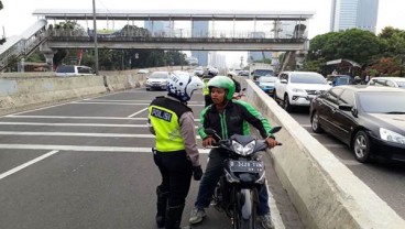 Polisi Tangkapi Pengendara Motor di JLNT Casablanca