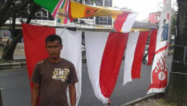HUT KE-72 RI: Pedagang Bendera dan Umbul-umbul di Bandung Raup Jutaan Rupiah