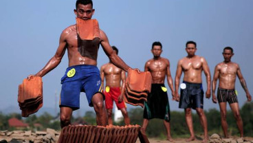 Lomba Binaraga Kuli Pabrik Genteng Mengundang Tawa