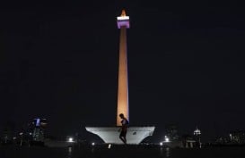 Air Mancur Menari Warna-warni di Monas Beroperasi