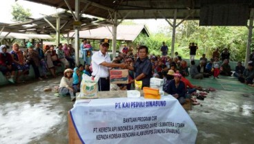 KAI Serahkan Bantuan untuk Pengungsi Sinabung