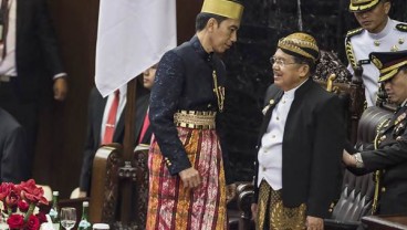 "BAJU YANG TERTUKAR" : Ternyata, Presiden dan Wapres Berinisiatif "Tukar" Pakaian Adat