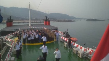 ASDP Gelar Upacara 17 Agustus di Atas KMP Batumandi di Selat Sunda