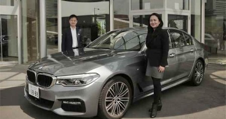 Vice President Corporate Communications BMW Group Indonesia Jodie O'tania (kanan) bersama Director Corporate Communications BMW Group Japan Seiji Tanaka memperkenalkan all-new BMW Seri 5 kepada media, di Odaiba, Jepang, Senin (22/5)./JIBI-Abraham Runga