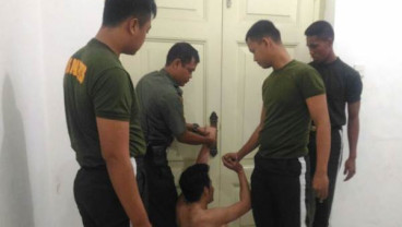 Ini Dia Pria Bugil & Stres yang Terobos Istana