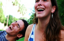 Terapi Tertawa Kurangi Stres pada Orang Lanjut Usia