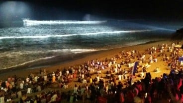 Ada Aksi Selancar Malam di Pantai Berawa Bali