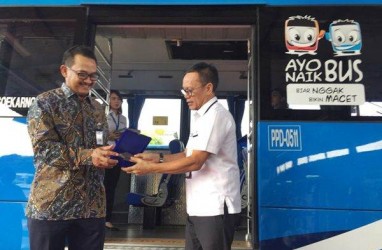 ANGKUTAN UMUM  : Transjabodetabek Premium Sasar Pengguna Mobil