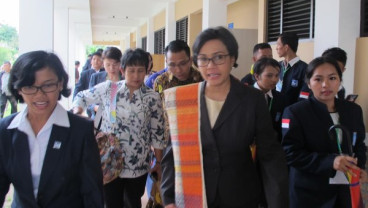 Sri Mulyani Orasi Ilmiah, Menerima Ulos, & Nyanyi Sai Anju Ma Au