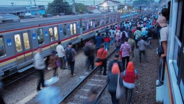 KRL COMMUTER LINE Alami Gangguan. Penumpang Menumpuk di Manggarai