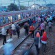 KRL COMMUTER LINE Alami Gangguan. Penumpang Menumpuk di Manggarai