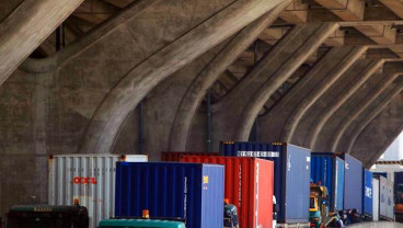 ANGKUTAN DARAT  : Untung Rugi Batasi Truk di Jalan Tol