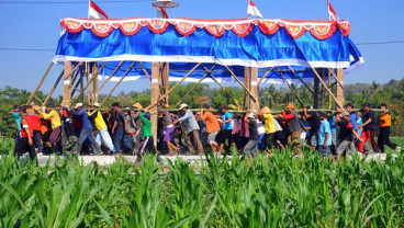 Tradisi Gotong-royong Pindahkan Bangunan
