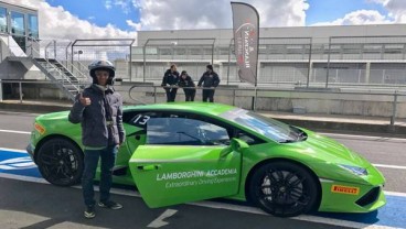 Pemuda Sumedang Rasakan Sensasi Mengemudi Lamborghini di Sirkuit Nurburgring