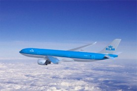 Potongan Sayap KLM Jatuh Dari Langit Menimpa Mobil