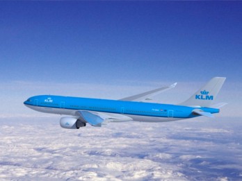 Potongan Sayap KLM Jatuh Dari Langit Menimpa Mobil