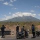 Gunung Agung Awas : Turis Terus Pantau Keamanan Bali