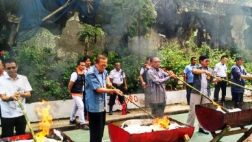 48 Ton Daging Beku Kadaluarsa & Gula Rafinasi Bocor Dimusnahkan