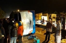 Sopir Kurang Konsentrasi, Bus Cayo Berpenumpang Terguling di Gemuh