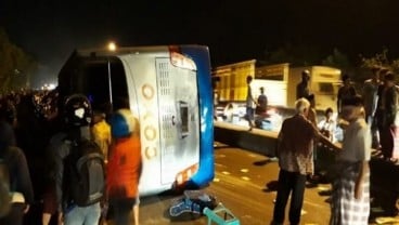 Sopir Kurang Konsentrasi, Bus Cayo Berpenumpang Terguling di Gemuh