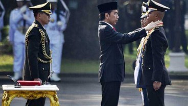 HUT TNI KE-72: Presiden Jokowi Jalan Kaki ke Lokasi Upacara. Panglima TNI, KASAD, KASAL, dan KASAU Menyambut