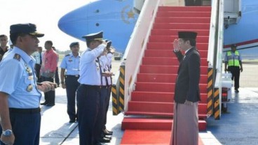 Presiden Jokowi Sarungan Menuju Sumenep Minggu Pagi Ini